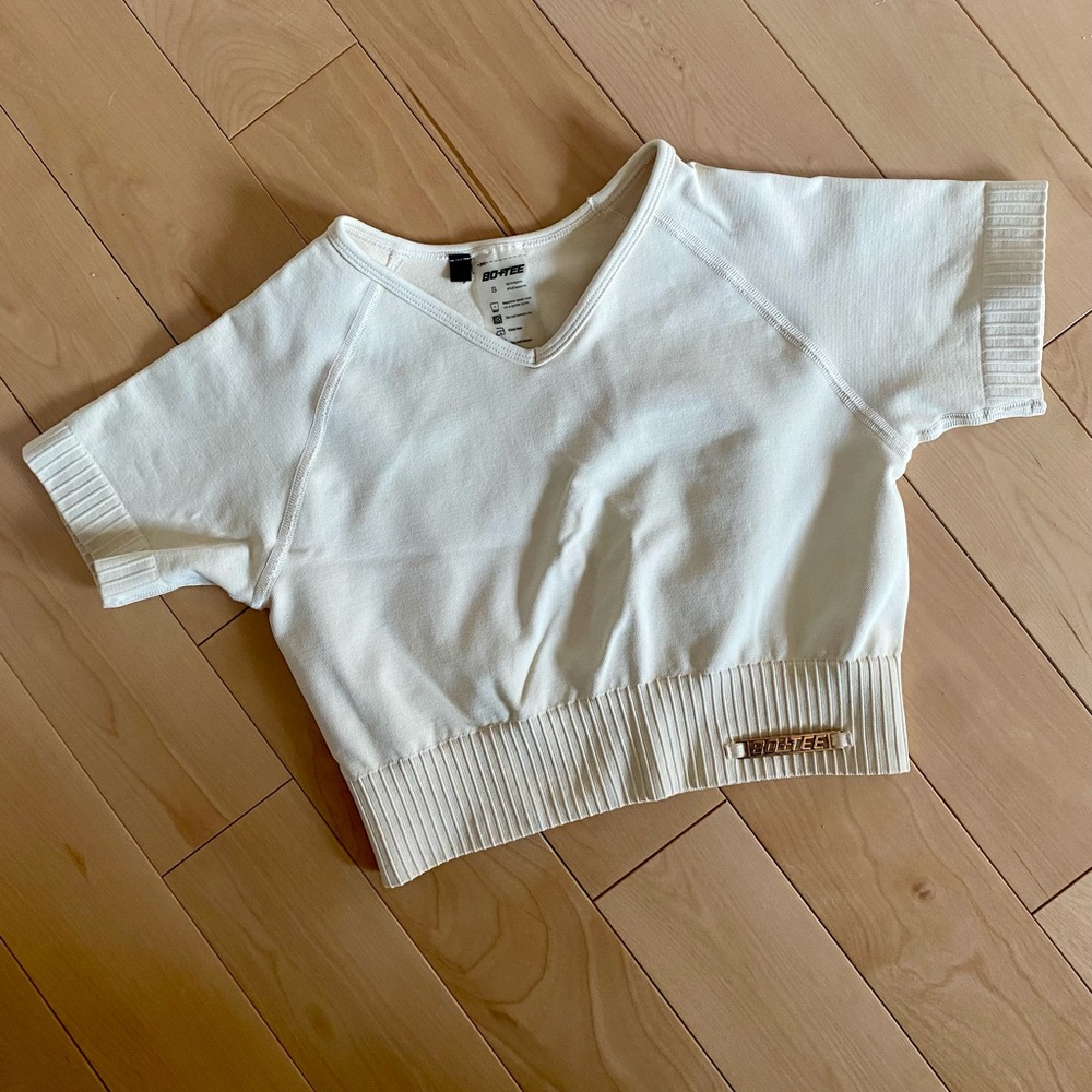 Bo & Tee Altitude Ribbed Waist Raglan Crop Top in Cream